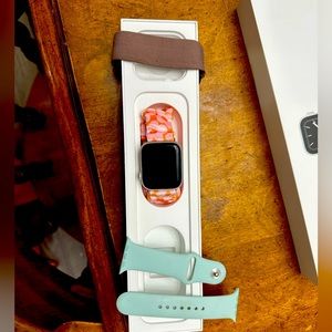 Series 5 Apple Watch. Comes with charger, and three bands!